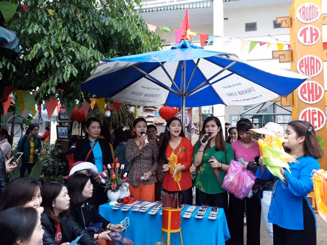 Không gian bài chòi – di sản văn hóa phi vật thể của nhân loại, được tái hiện tại gian hàng trường Tiểu học Phan Phu Tiên.