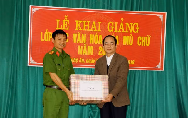 Công ty Cổ phần Sách và Thiết bị trường học tặng quà cho phạm nhân và Trại giam