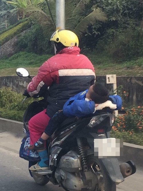 Mỗi sáng đến trường. Nắng vừa lên em đi mẫu giáo.