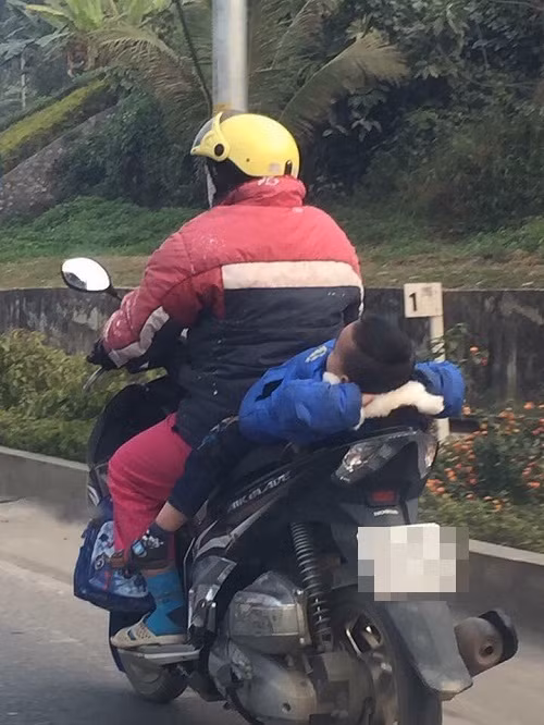 Mỗi sáng đến trường. Nắng vừa lên em đi mẫu giáo.