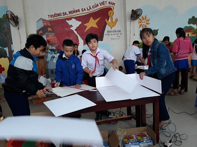 Tận dụng các phế liệu như vỏ hộp sữa, vỏ hộp kem đánh răng, bìa… để tạo hình với chủ đề Ngôi trường mơ ước của chúng em