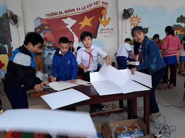 Tận dụng các phế liệu như vỏ hộp sữa, vỏ hộp kem đánh răng, bìa… để tạo hình với chủ đề Ngôi trường mơ ước của chúng em