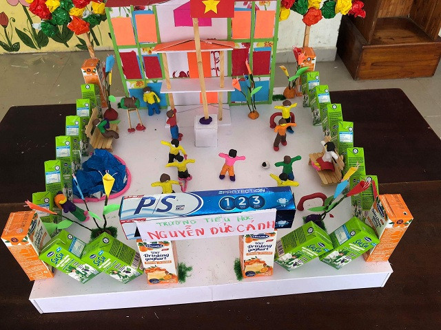 Các phế liệu: vỏ hộp sữa, vỏ hộp kem đánh răng, bìa… được các em tạo hình với chủ đề Ngôi trường mơ ước của chúng em