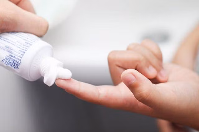 Rửa mấy lần xà phòng mà tay vẫn tanh rình mùi cá thì chỉ cần lấy tuýp kem này ra dùng thôi - Ảnh 2.