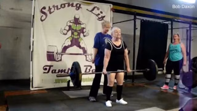 Cụ bà có thể nâng mức tạ khiến nhiều người ngỡ ngàng