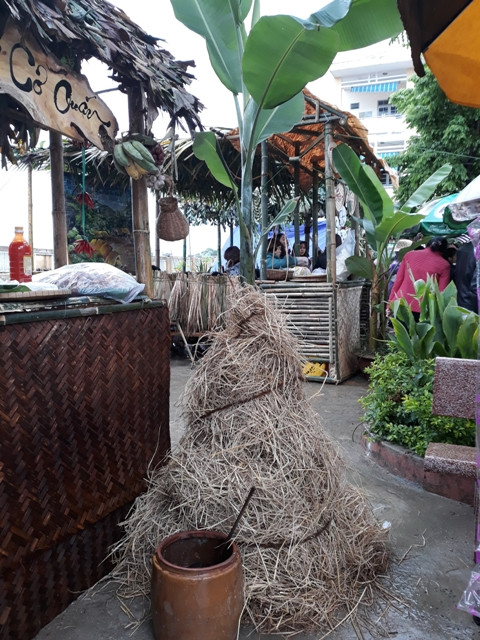 Rơm rạ, cối xay, lu nước… những hình ảnh mà không phải học sinh thành phố nào cũng biết, được trưng bày tại các gian hàng trong Ngày hội học sinh quận Liên Chiểu.