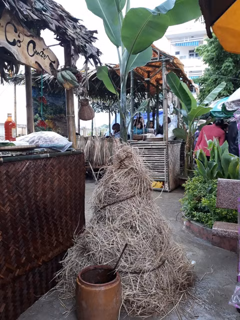 Rơm rạ, cối xay, lu nước… những hình ảnh mà không phải học sinh thành phố nào cũng biết, được trưng bày tại các gian hàng trong Ngày hội học sinh quận Liên Chiểu.