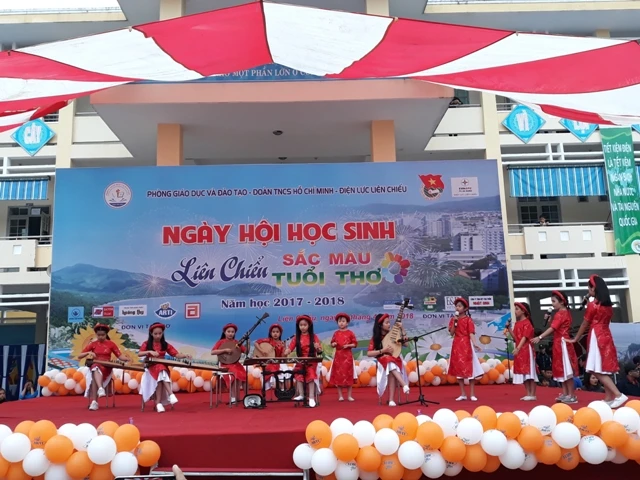 Một tiết mục văn nghệ biểu diễn nhạc cụ dân tộc trong chương trình Ngày hội học sinh quận Liên Chiểu.