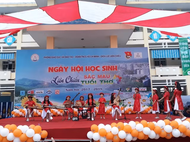 Một tiết mục văn nghệ biểu diễn nhạc cụ dân tộc trong chương trình Ngày hội học sinh quận Liên Chiểu.