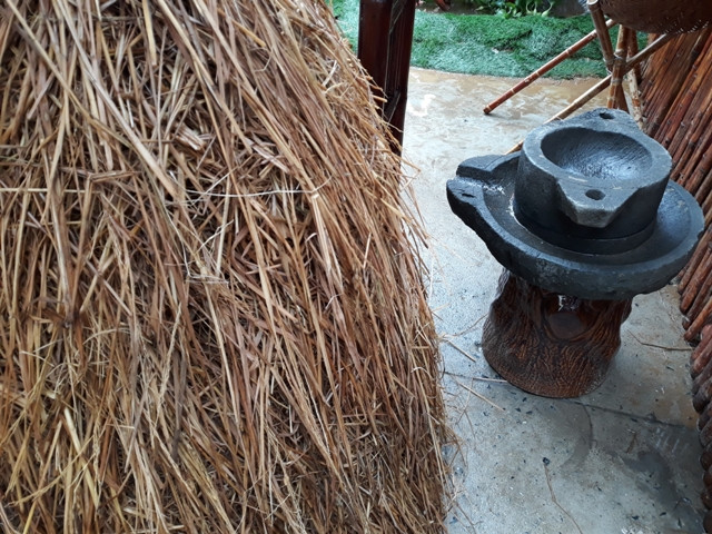 Rơm rạ, cối xay, lu nước…được trưng bày tại các gian hàng trong Ngày hội học sinh quận Liên Chiểu.