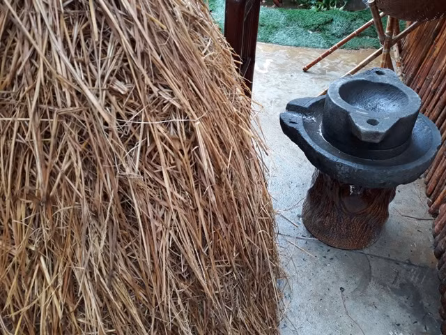 Rơm rạ, cối xay, lu nước…được trưng bày tại các gian hàng trong Ngày hội học sinh quận Liên Chiểu.