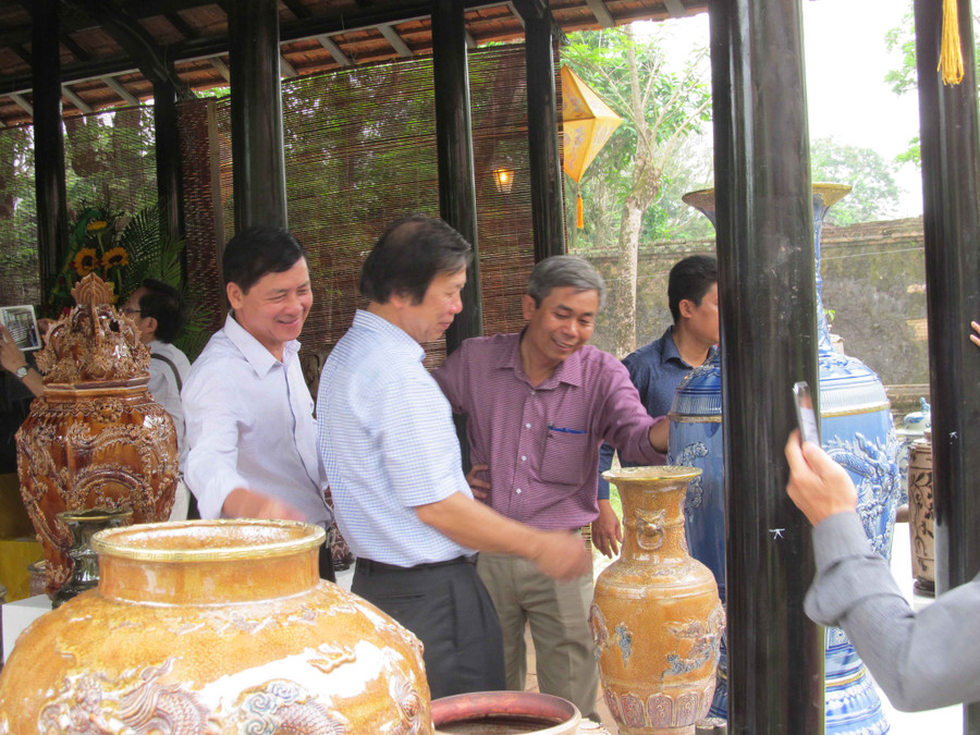 Một góc triển lãm "Sắc gốm Lý – Trần qua bản phục chế của Nghệ nhân ưu tú Trần Độ".