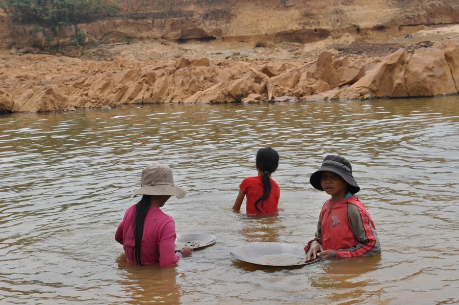 Kon Tum: Kéo nhau đi mót vàng bất chấp nguy hiểm