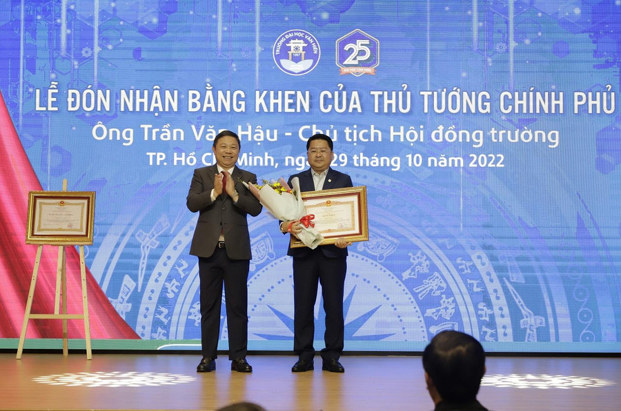Ông Dương Anh Đức, Phó Chủ tịch UBND TPHCM trao Bằng khen của Thủ tướng Chính phủ cho Trường ĐH Văn Hiến.