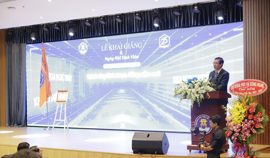 Thứ trưởng Bộ GD&amp;ĐT Nguyễn Văn Phúc phát biểu tại buổi lễ.