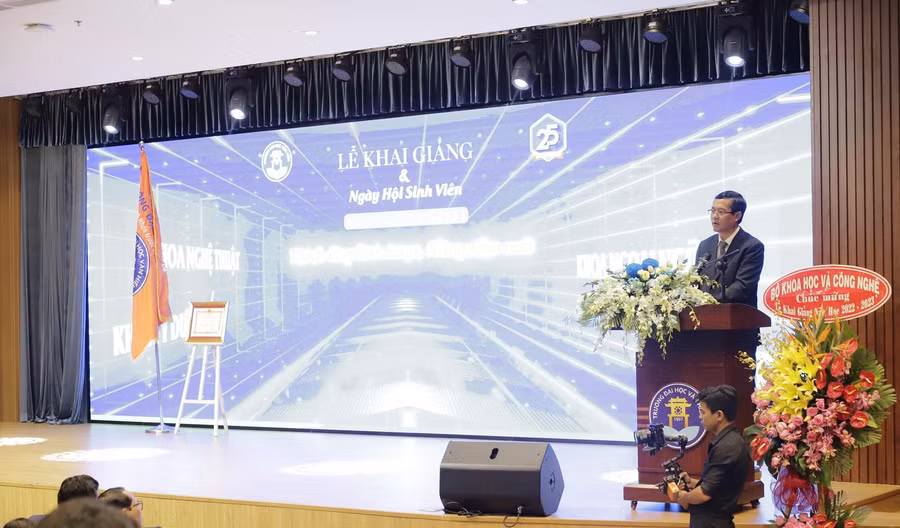 Thứ trưởng Bộ GD&amp;ĐT Nguyễn Văn Phúc phát biểu tại buổi lễ.