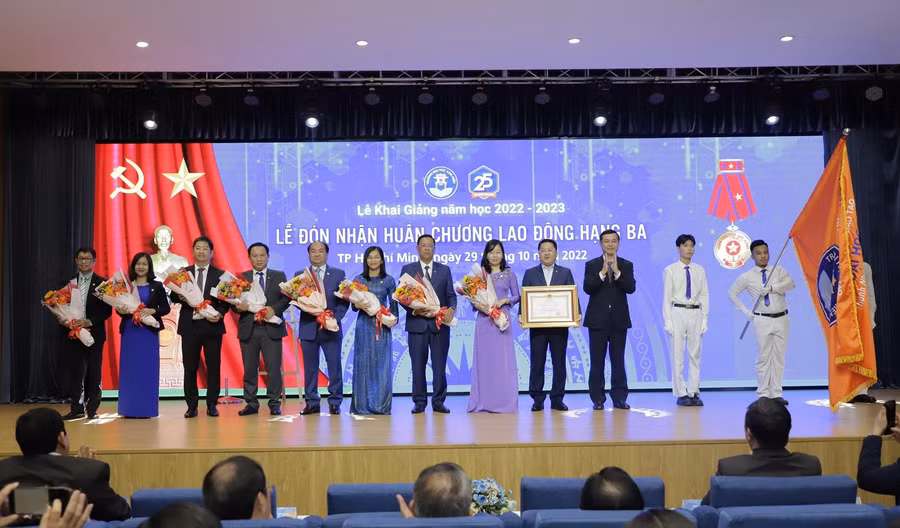 Tập thể ban lãnh đạo Trường ĐH Văn Hiến đón nhận Huân chương Lao động hạng Ba.