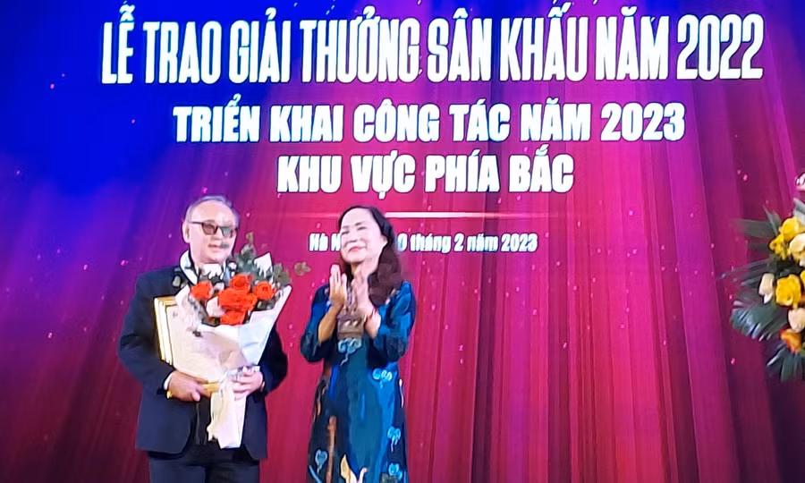 Tác giả Ngô Thảo nhận giải A cho hạng mục Sách nghiên cứu Lý luận phê bình năm 2022. Ảnh: Bình Thanh