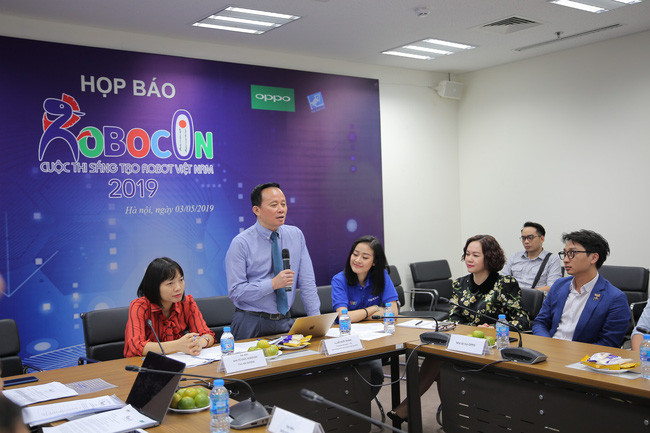 Ông Đỗ Quốc Khánh - Trưởng Ban Khoa Giáo, Đài THVN - Phó Trưởng Ban Tổ chức Robocon Việt Nam 2019 phát biểu tại buổi họp báo
