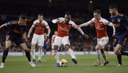 Arsenal có cách biệt hai bàn nhưng Valencia có bàn thắng trên sân khách sau trận lượt đi