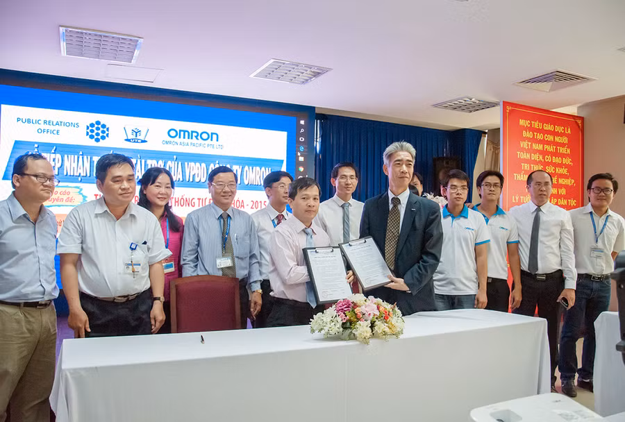 Đại diện hai đơn vị ký kết thỏa thuận hợp tác tài trợ