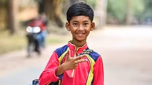 Cậu bé Campuchia có thể nói 16 ngôn ngữ khác nhau