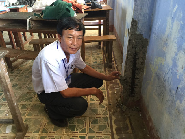 Thầy Huỳnh Văn Long bên trong phòng học xuống cấp Thầy Huỳnh Văn Long bên trong phòng học xuống cấp