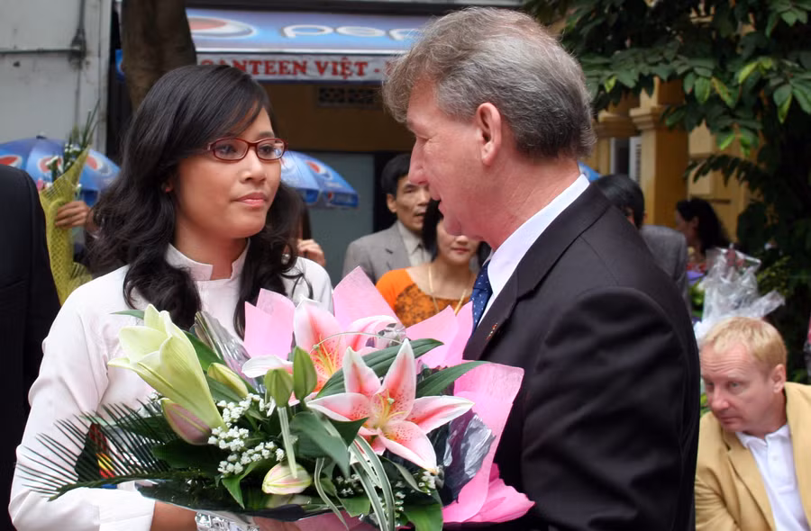 Học sinh Trường THPT Việt - Đức trò chuyện cùng thầy giáo dạy tiếng Đức