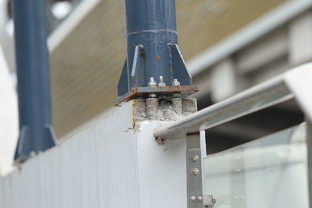 Công nhân đang hoàn thiện khung mái che cầu thang… Ảnh: Thế Đại Công nhân đang hoàn thiện khung mái che cầu thang… Ảnh: Thế Đại