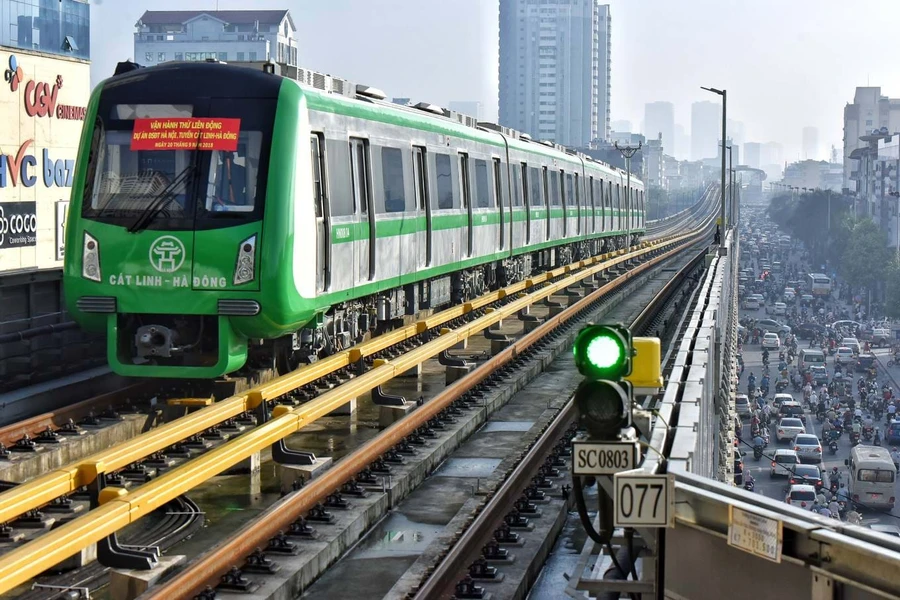 Nhiều hạng mục công trình trên tuyến đường sắt Cát Linh - Hà Đông vẫn chưa hoàn thiện hoặc hư hỏng cần sửa chữa. Ảnh: G.H