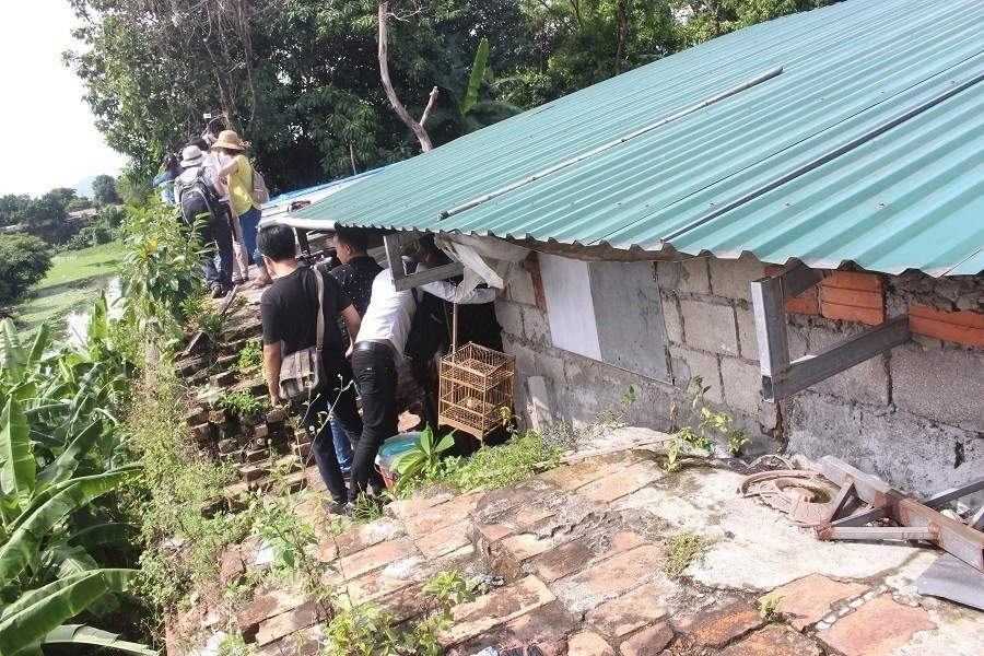 Hàng loạt nhà dân "tựa lưng" vào bờ thành trên Thượng thành, Eo bầu. Nước thải sinh hoạt xả xuống gây ô nhiễm môi trường nghiêm trọng