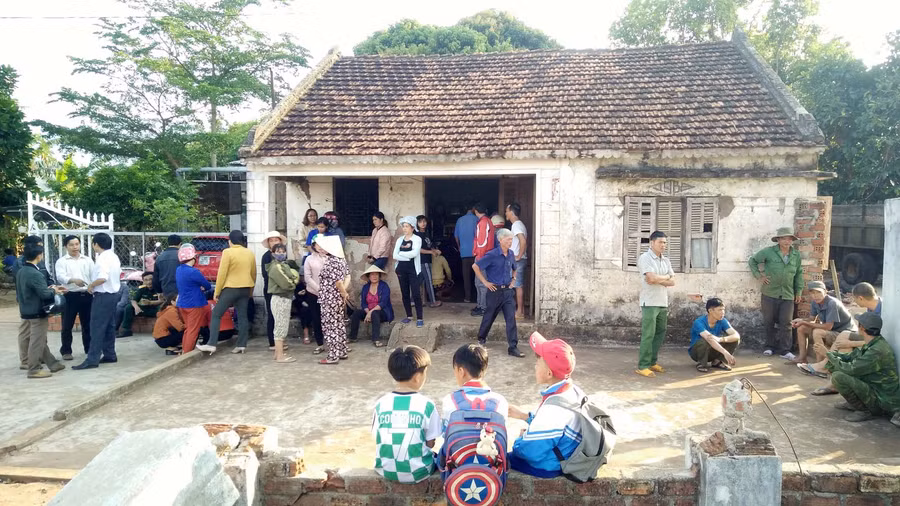 Gia đình tổ chức tang lễ cho nạn nhân bị đuối nước.