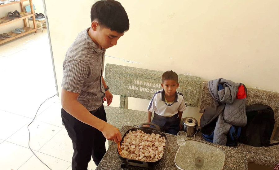 Lương thực tự mang theo, lấy cầu thang làm bếp, các thầy cô đã cho học sinh của mình những bữa ăn no đủ, ấm tình người. Lương thực tự mang theo, lấy cầu thang làm bếp, các thầy cô đã cho học sinh của mình những bữa ăn no đủ, ấm tình người.