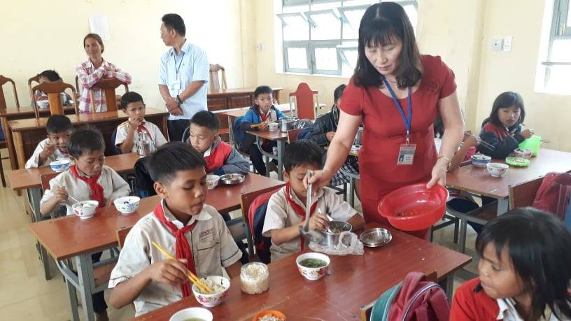 Các thầy cô chăm chút từng miếng ăn cho các em. Các thầy cô chăm chút từng miếng ăn cho các em.