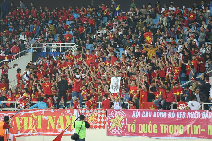 Trên khán đài lúc này, hàng ngàn CĐV đã sẵn sàng cổ vũ cho đội tuyển.