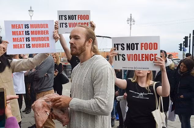 Trai đẹp cắn xé thủ lợn sống tại lễ hội ăn chay