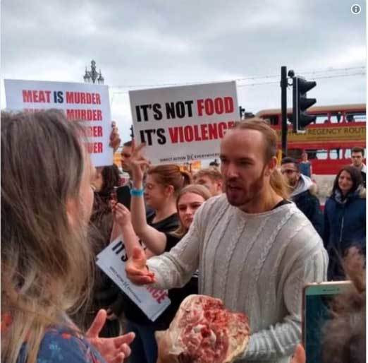 Trai đẹp cắn xé thủ lợn sống tại lễ hội ăn chay ảnh 3 Trai đẹp cắn xé thủ lợn sống tại lễ hội ăn chay