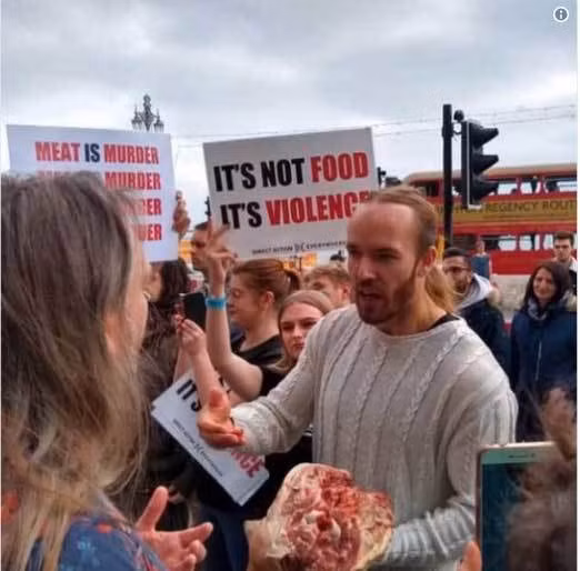 Trai đẹp cắn xé thủ lợn sống tại lễ hội ăn chay