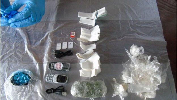 Phát hiện cả điện thoại và thẻ sim Phát hiện cả điện thoại và thẻ sim