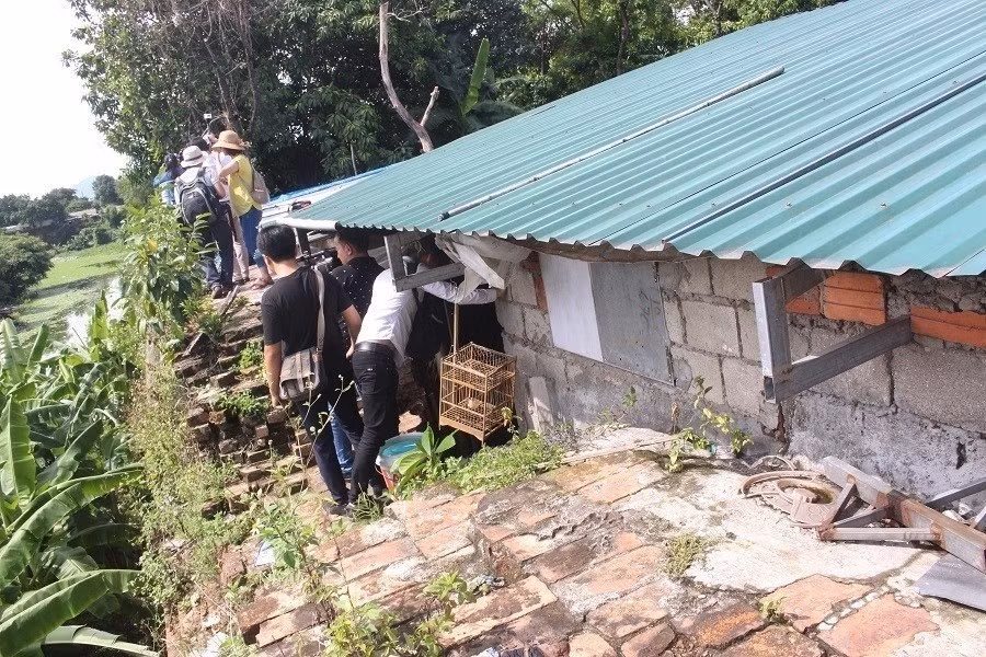 Hàng loạt nhà dân "tựa lưng" vào bờ thành trên Thượng thành, Eo bầu. Nước thải sinh hoạt xả xuống gây ô nhiễm môi trường nghiêm trọng