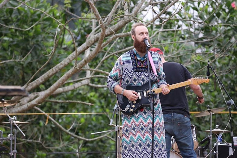 Nghệ sĩ quốc tế biểu diễn phục vụ công chúng. Nghệ sĩ quốc tế biểu diễn phục vụ công chúng.