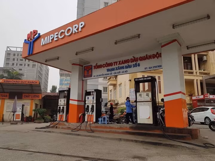 Nhiều cây xăng Hà Nội báo hết hàng, ngừng bán xăng RON 95 ảnh 3 Nhiều cây xăng Hà Nội báo hết hàng, ngừng bán xăng RON 95