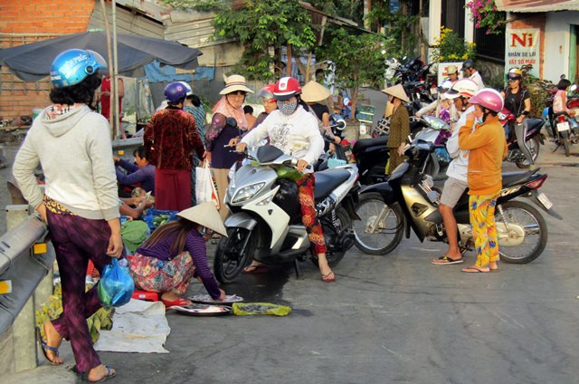 Cảnh họp chợ trên cầu tại quận Ninh Kiều (Ảnh chụp ngày 21/3)