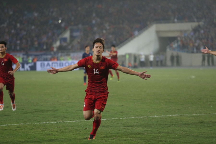 Hoàng Đức ăn mừng bàn thắng nhân đôi cách biệt.