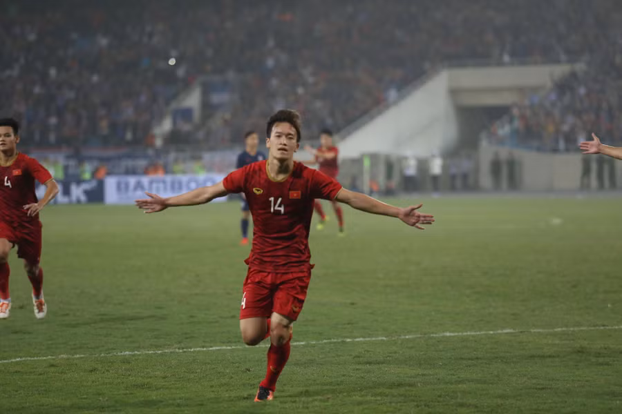 Hoàng Đức ăn mừng bàn thắng nhân đôi cách biệt.