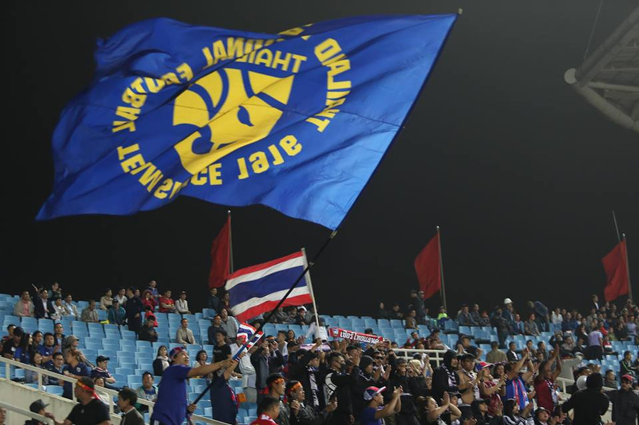 Bên 1 góc khán đài, những cổ động viên U23 Thái Lan cũng có mặt từ rất sớm trên sân.