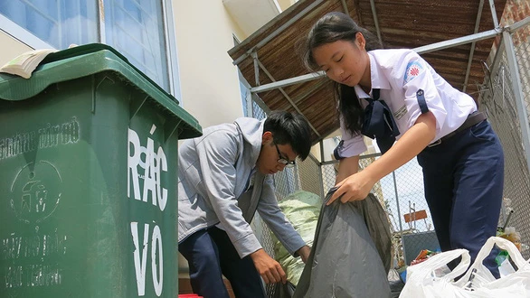 Học sinh cùng phân loại rác sau giờ học - Ảnh: T.Trang