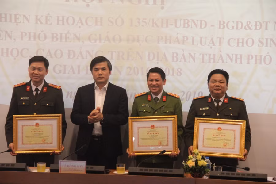 Thừa ủy quyền của Bộ trưởng Bộ GD&ĐT, ông Bùi Văn Linh trao Bằng khen cho các tập thể và cá nhân có thành tích xuất sắc