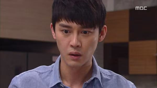 Nhìn thấy món đồ vợ để quên trong phòng, chồng sợ mất mật bỏ ngay thói trăng hoa