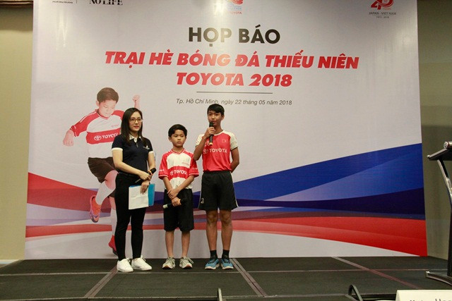 Giao lưu với hai học sinh xuất sắc của trại hè bóng đá thiếu niên Toyota năm 2017 Giao lưu với hai học sinh xuất sắc của trại hè bóng đá thiếu niên Toyota năm 2017